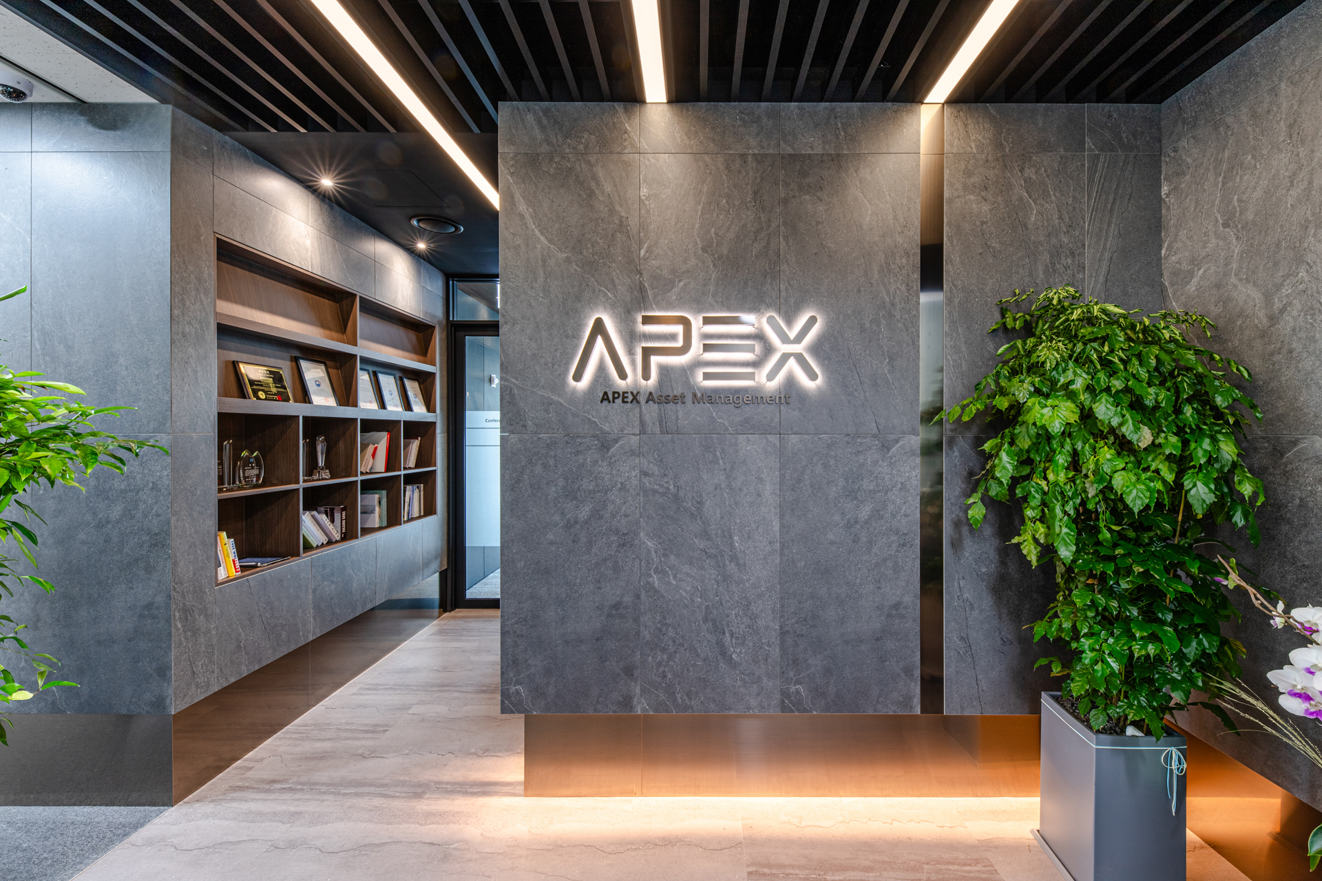 시드나인이 디자인한 에이펙스 자산운용사의 고급스럽고 프리미엄한 사무실 로고월, luxurious and premium office logo wall designed by SIDnine for Apex Asset Management