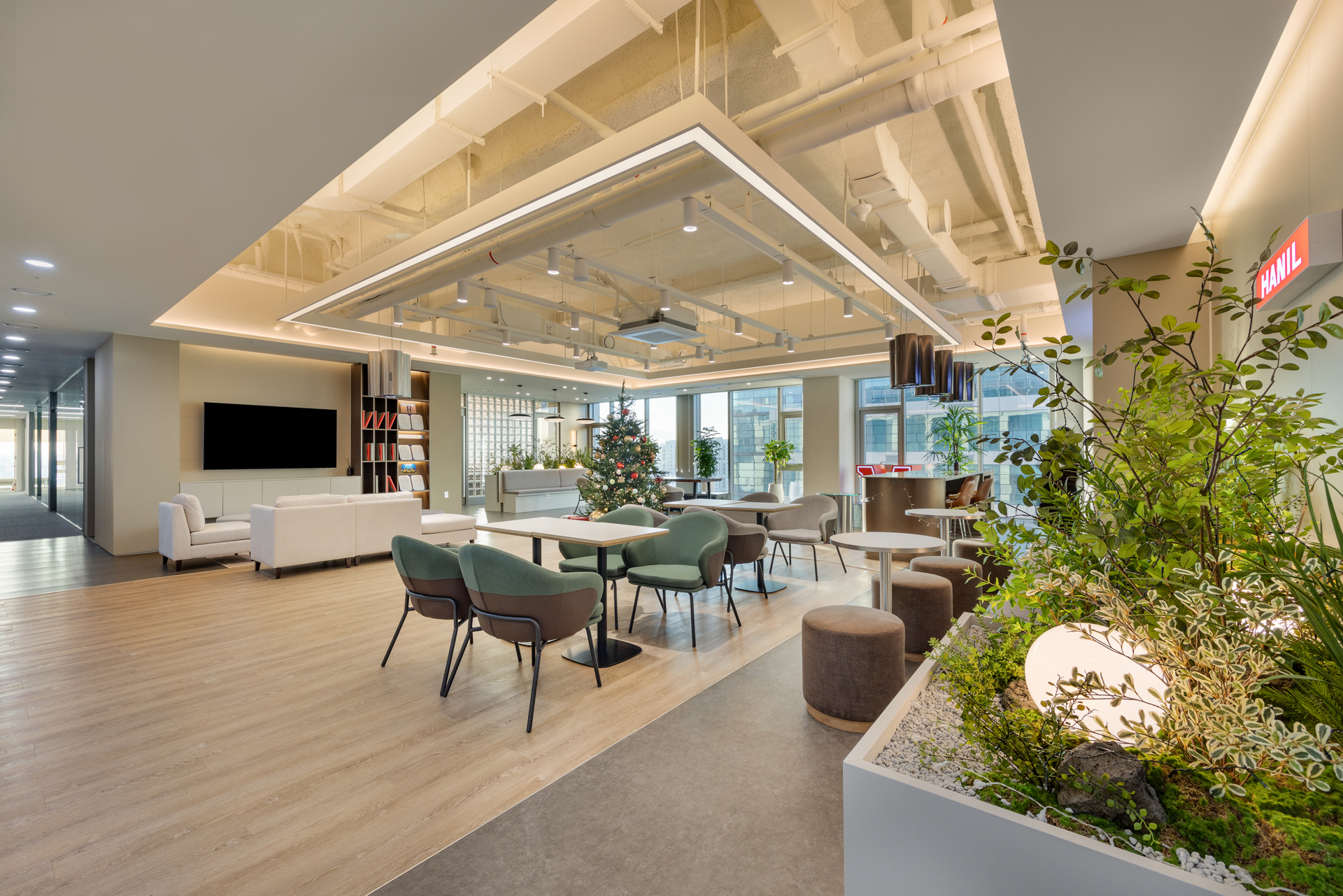 시드나인 SIDnine이 시공한 한일전기 오피스 라운지 공간, 개방형 휴식 공간과 플랜테리어가 어우러진 기업 인테리어