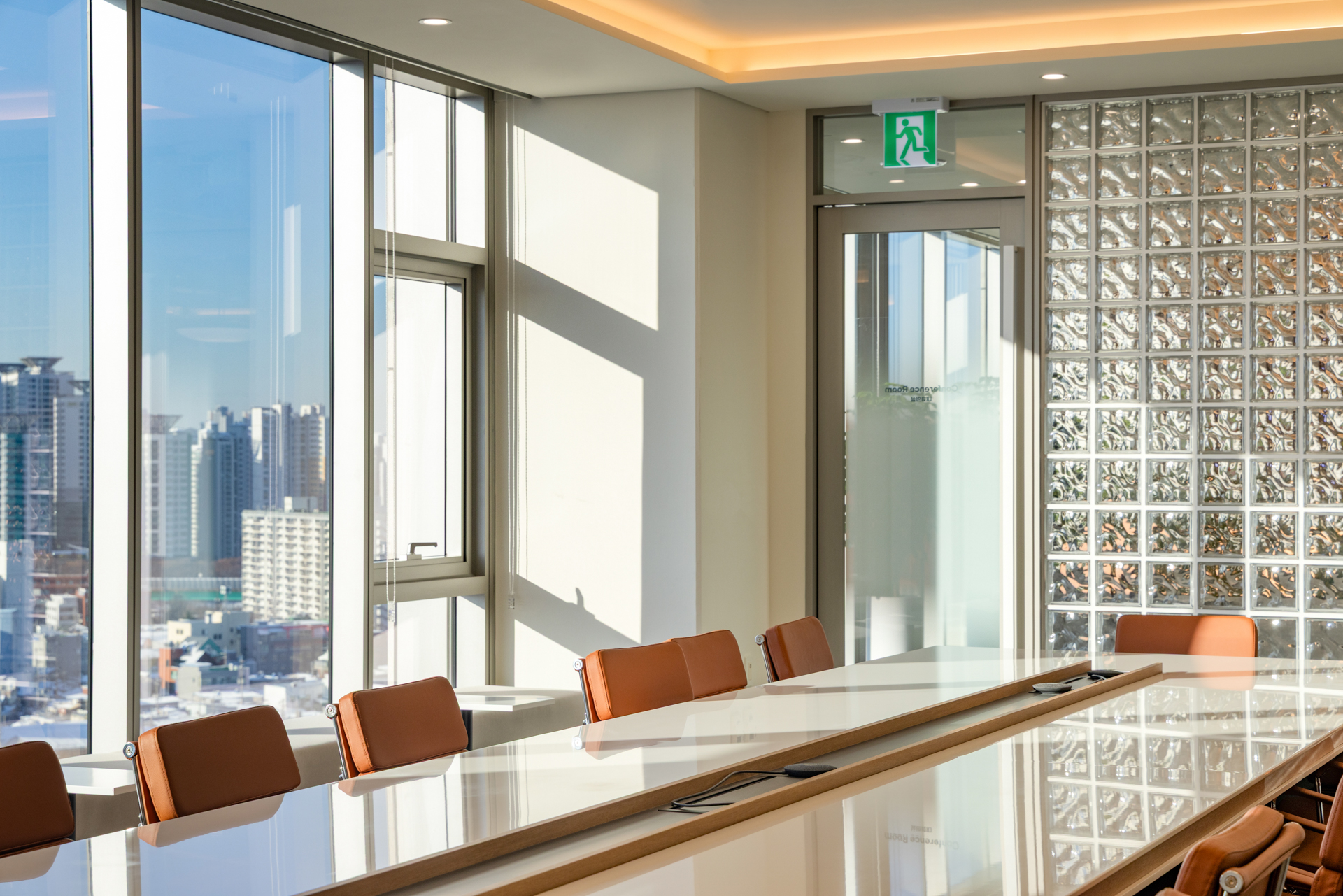 시드나인 SIDnine이 설계·시공한 한일전기 회의실 내부, 통유리 창과 도심 전망을 갖춘 업무 공간