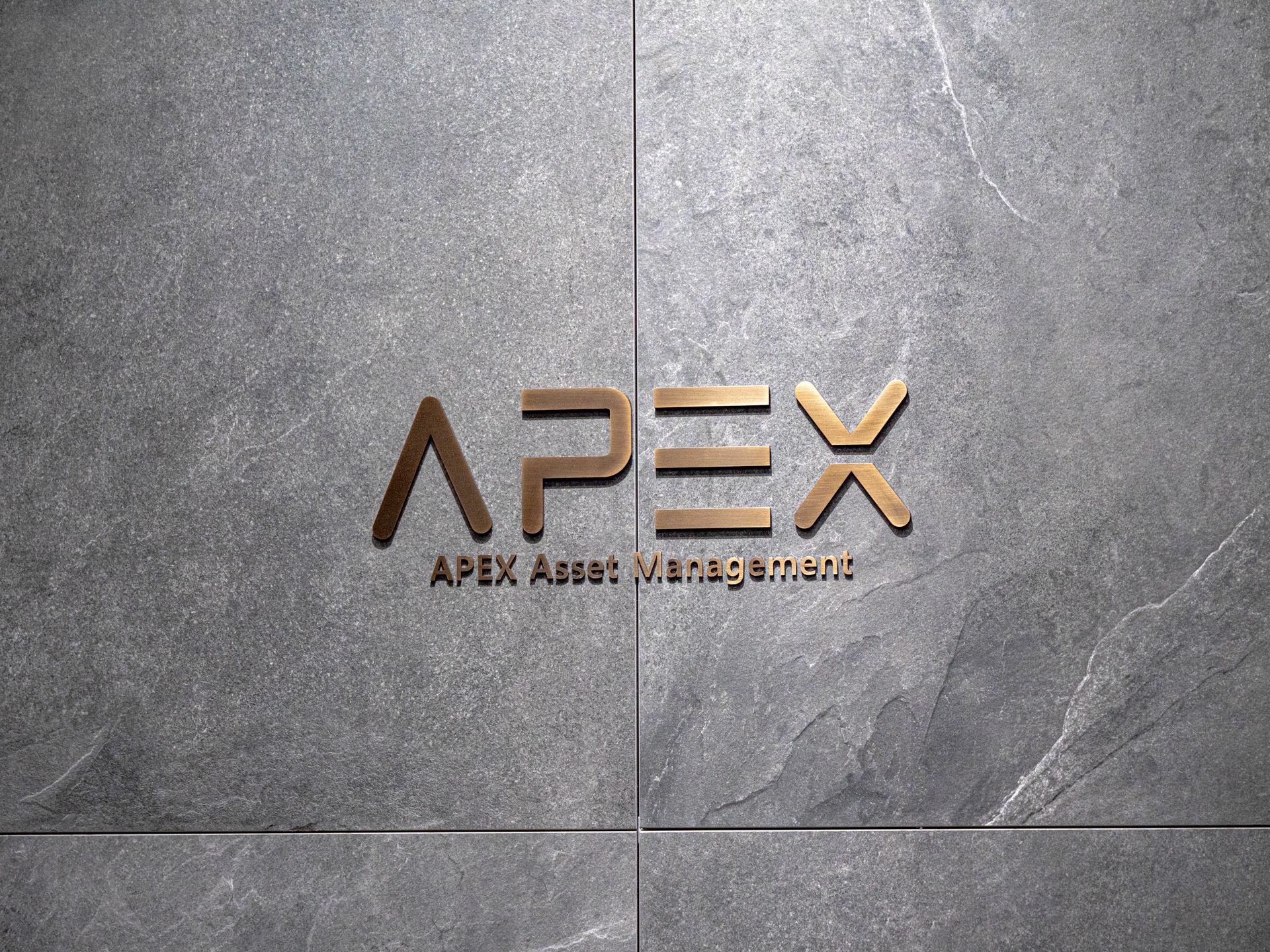 시드나인이 디자인한 에이펙스 자산운용사의 고급스럽고 프리미엄한 사무실 로고월, luxurious and premium office logo wall designed by SIDnine for Apex Asset Management