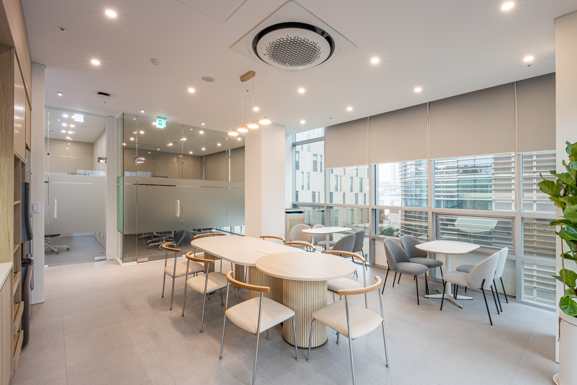 시드나인 SIDnine 시공, 한국멘소래담 Mentholatum Korea 오피스 라운지 공간, 자연광이 가득한 따뜻한 미팅 라운지 인테리어