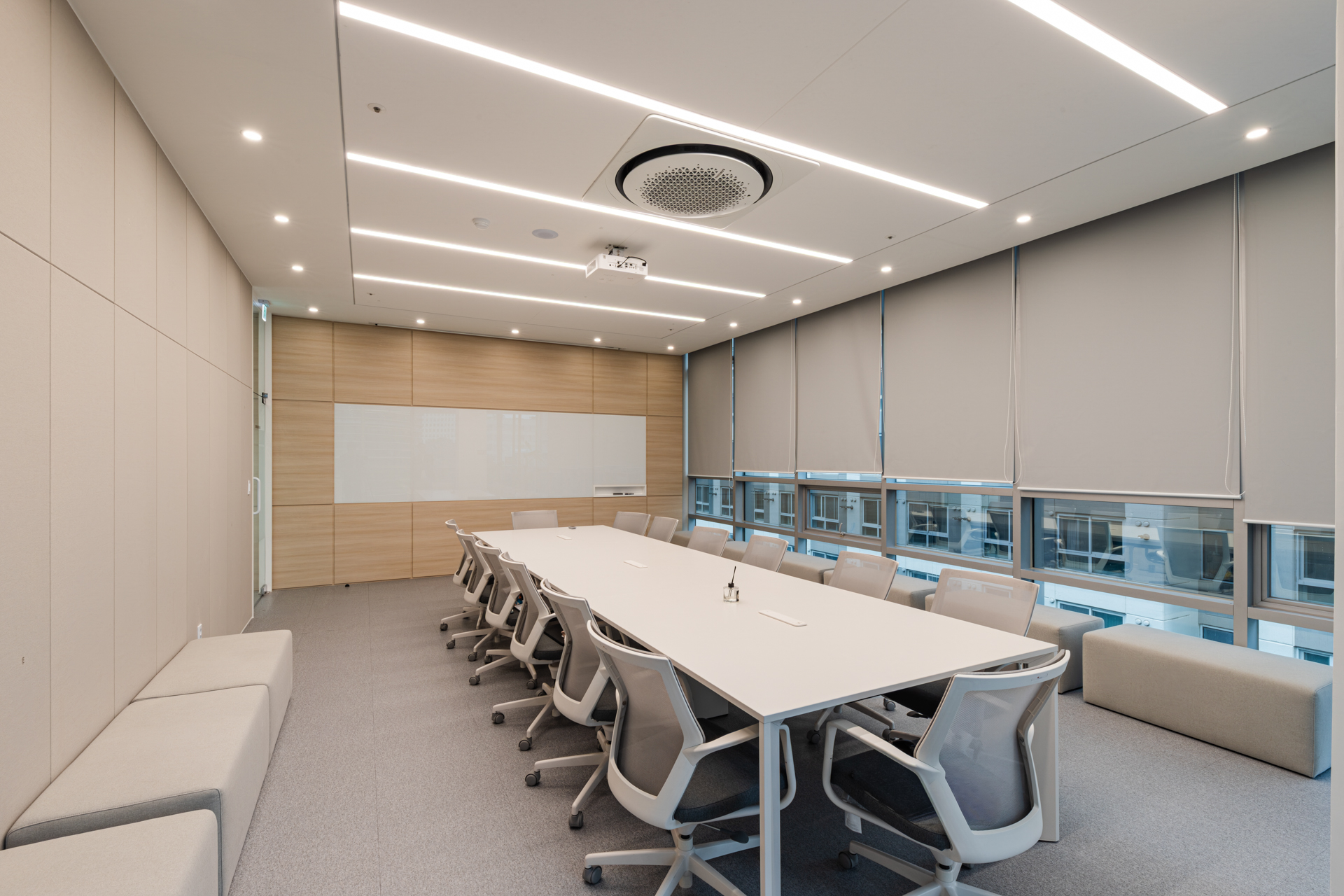 시드나인 SIDnine 설계, 한국멘소래담 Mentholatum Korea 대회의실, 미니멀한 조명과 중립적인 컬러로 구성된 프리미엄 회의 공간