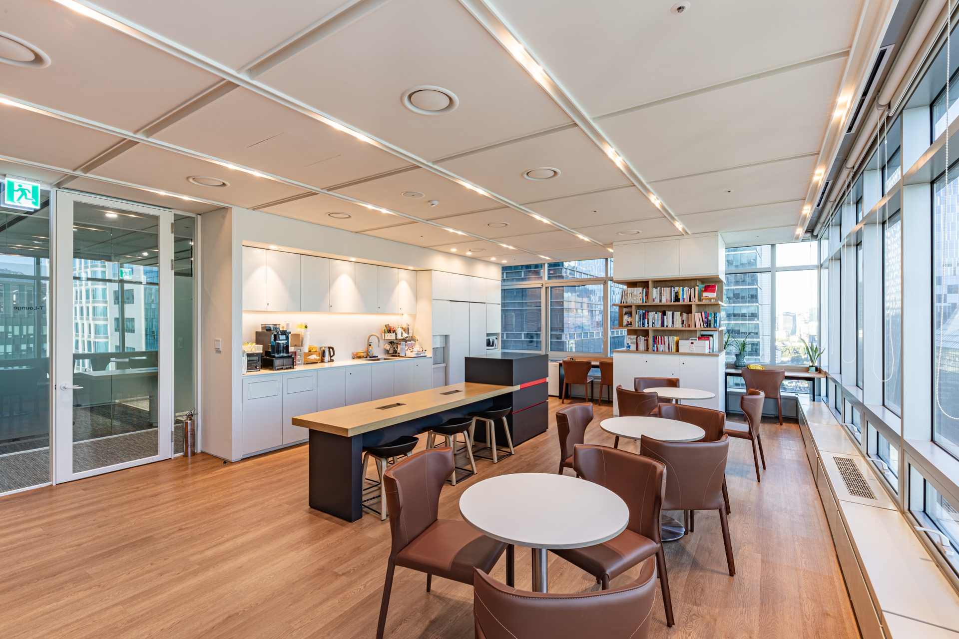 토요타파이낸셜서비스코리아 오피스 내부 라운지 및 카페테리아 공간, 대형 창을 통해 시티뷰가 보이는 밝은 휴게 공간. 시드나인(SIDnine)이 설계하고 시공한 오피스 인테리어.