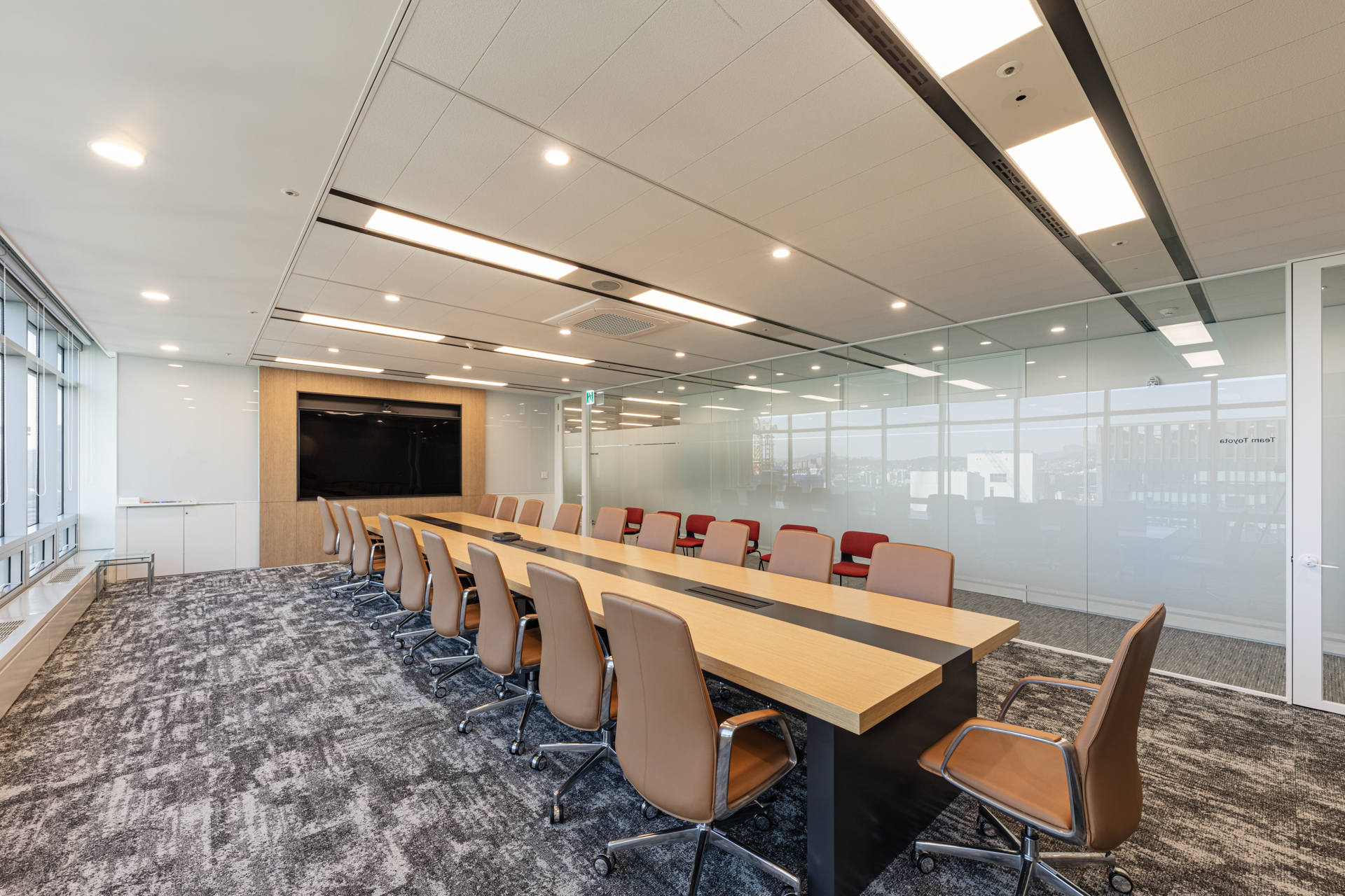 토요타파이낸셜서비스코리아 대회의실 인테리어, 긴 테이블과 가죽 회의용 의자가 배치된 프리미엄 회의실 전경. 시드나인(SIDnine) 설계·시공 오피스 디자인.