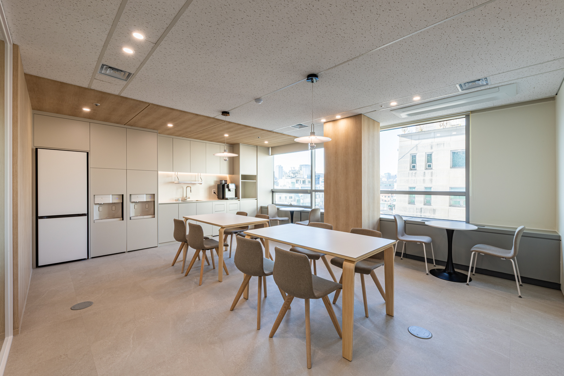 시드나인(SIDnine)이 설계·시공한 바슈롬(Bausch + Lomb) 임직원 휴게 공간, 우드 톤 가구와 밝은 채광이 어우러진 오피스 인테리어