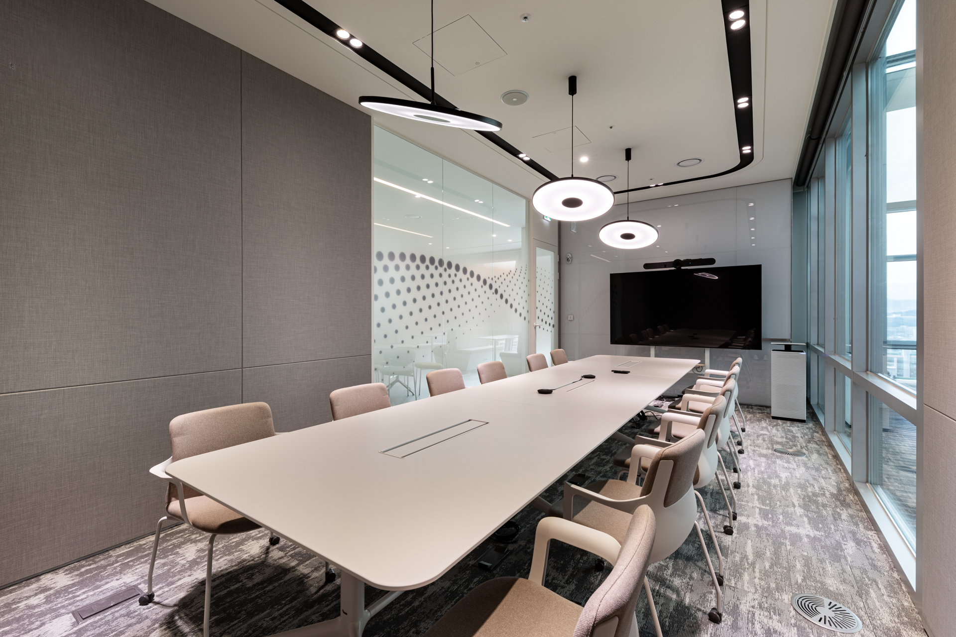 시드나인(SIDnine)이 설계·시공한 아빔 컨설팅(Abeam Consulting)의 메인 회의실. 대형 테이블과 모던한 조명이 조화를 이루는 공간