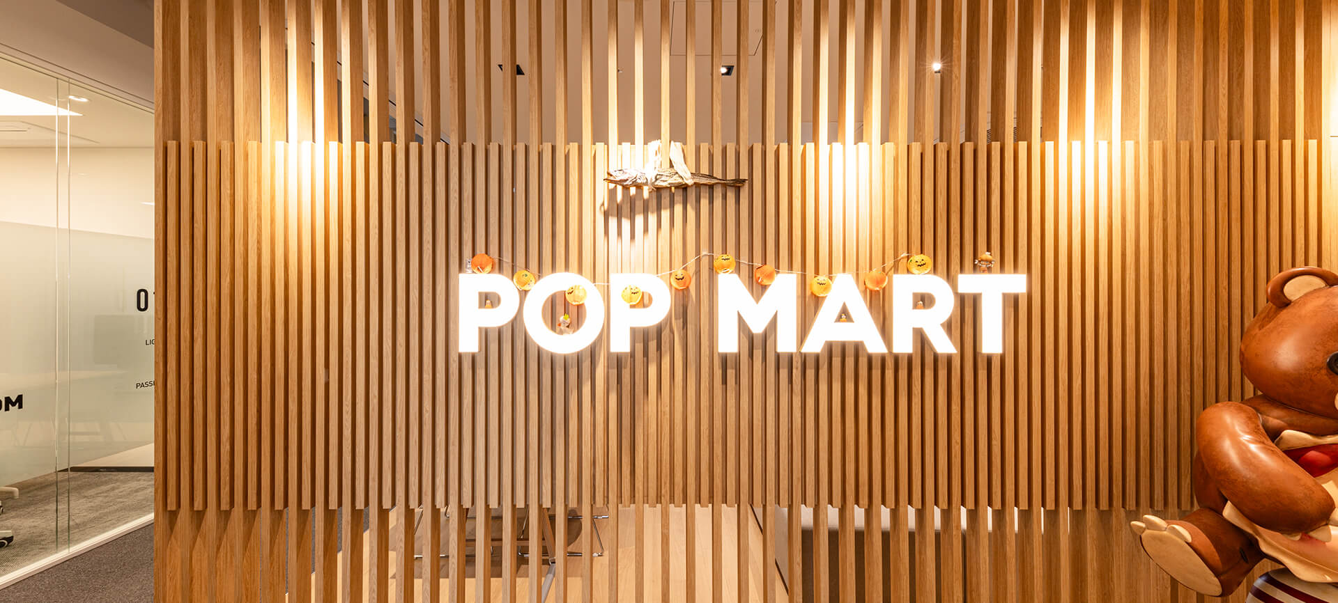 팝마트 POP MART 입구 로고월 루버 전면 발광 로고 잔넬