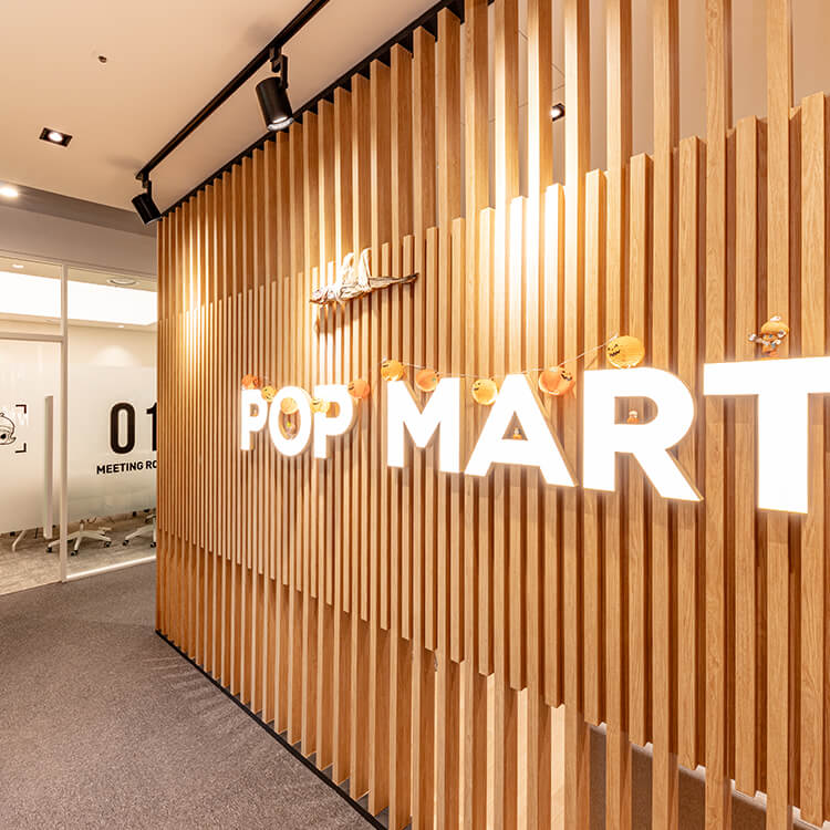 팝마트 POP MART 로고월 우드 루버 전면 방광 잔넬 미팅룸 입구