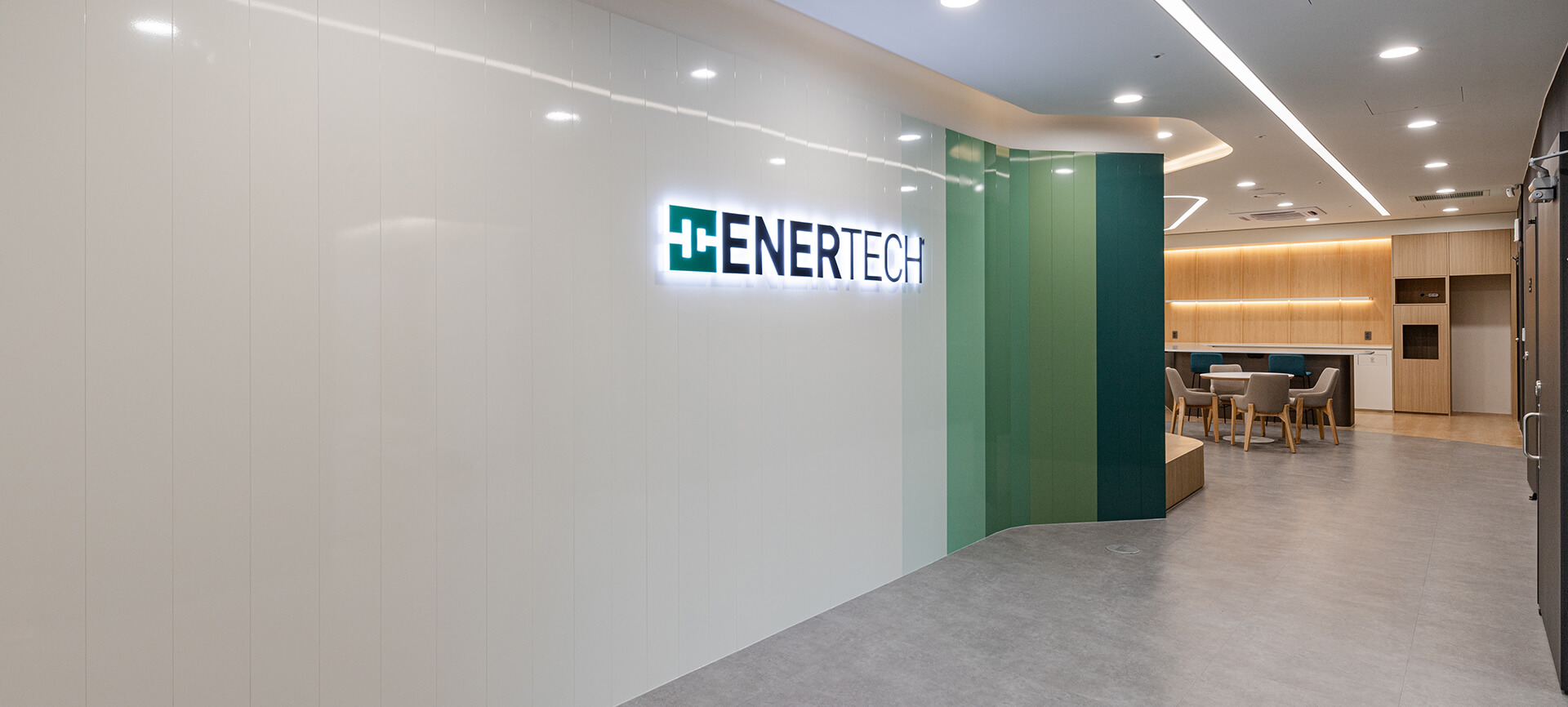 에너테크 ENERTECH 로고월 현대적 브랜딩 심플한 깔끔한 측면발광 로고 스카시 잔넬 라인조명 스틸도장 리듬감 간접