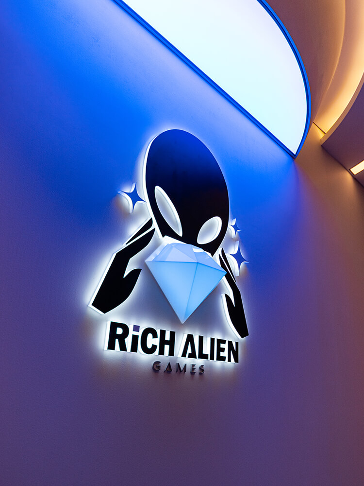 리치에일리언 RICH ALIEN 로고월 로고 입체로고 측면발광 로고 미래지향 포인트 아이디어 센스 블루라이트 간접 바리솔 면발광 조명