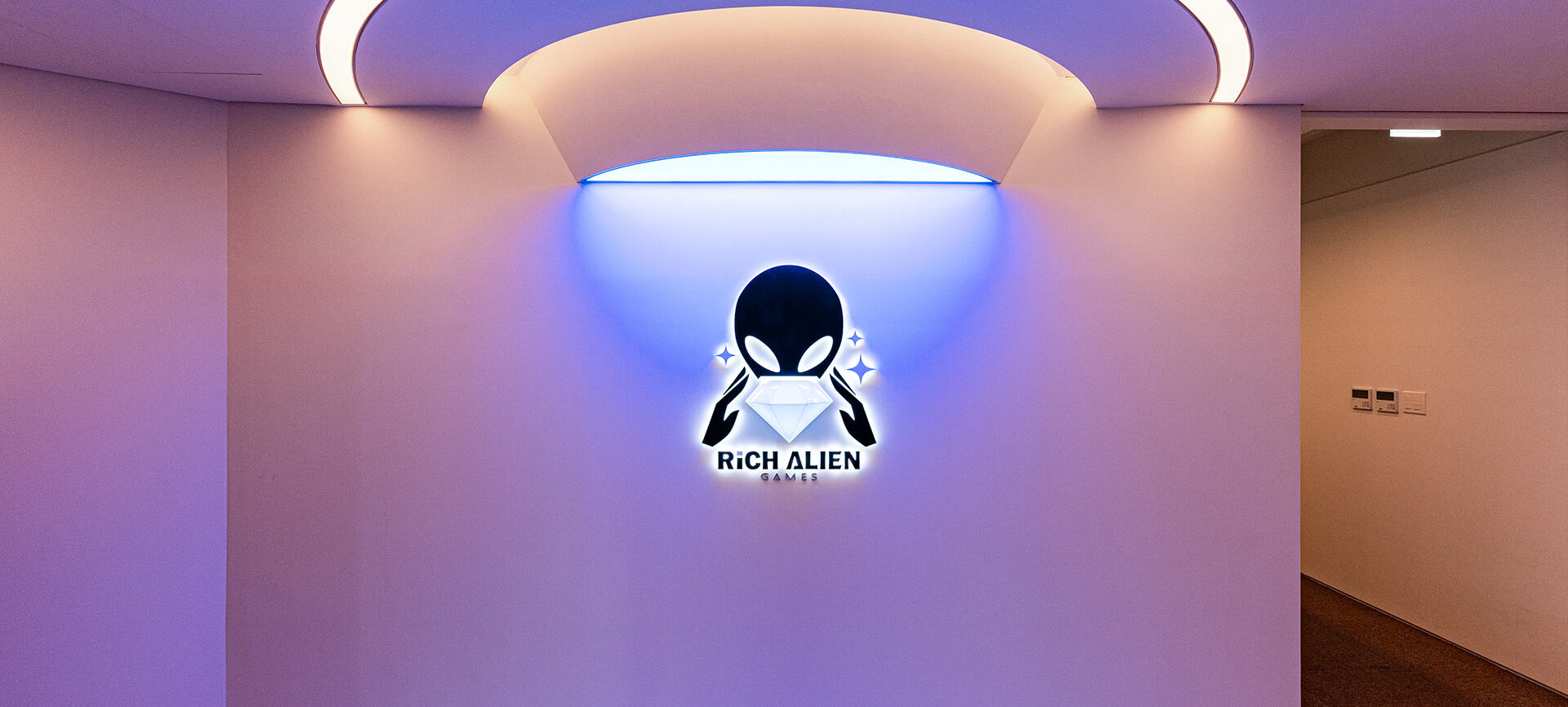 리치에일리언 RICH ALIEN 로고월 미래지향 포인트 신선함 유니크 블루라이트 외계인 입체 측면발광 로고