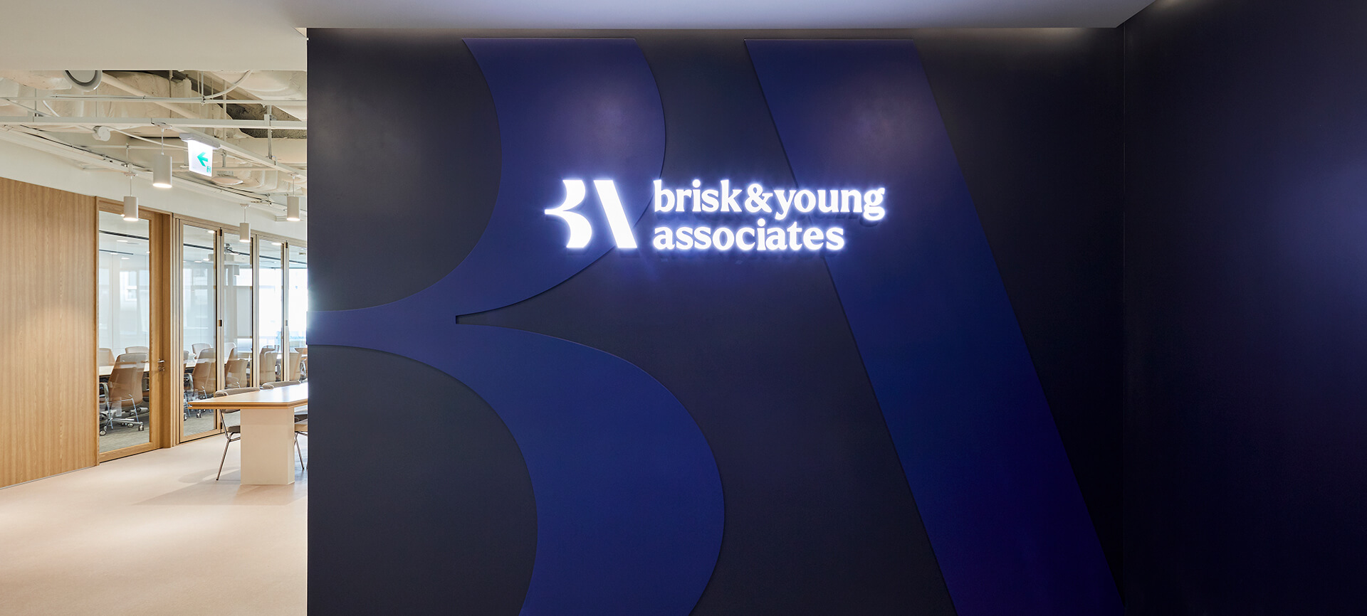 브리스캔영 Brisk&young 로고월 전면 발광 로고 스카시 잔넬 포인트 월 스카시 로고플레이 모던